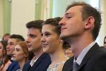 Торжественные балы проходят сегодня для барнаульских выпускников