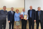 Депутаты передали награды АКЗС одному из инициаторов Семипалатинской программы Владимиру Колядо
