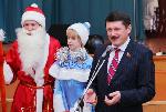 Депутаты помогают Деду Морозу