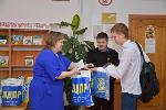 Депутат Евгения Боровикова наградила школьников-героев благодарственными письмами от Владимира Жириновского