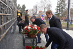 В Барнауле возложили цветы к стеле «Город трудовой доблести»