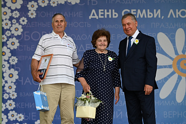 Александр Романенко вручил медали семейным парам, прожившим в браке больше 50 лет