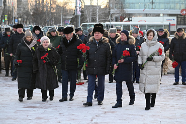 В годовщину снятия блокады Ленинграда в Барнауле возложили цветы к Мемориалу Славы 