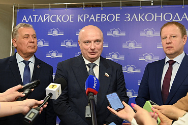 Сенатор Андрей Клишас поблагодарил власти Алтайского края за насыщенную повестку и организацию выездного совещания комитетов Совета Федерации